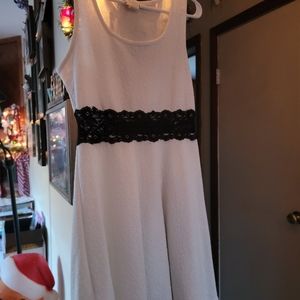 👗White and black dress